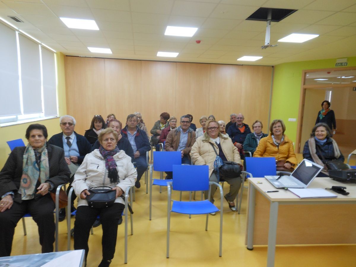 Personas asociadas participando en una charla de ASPANIS