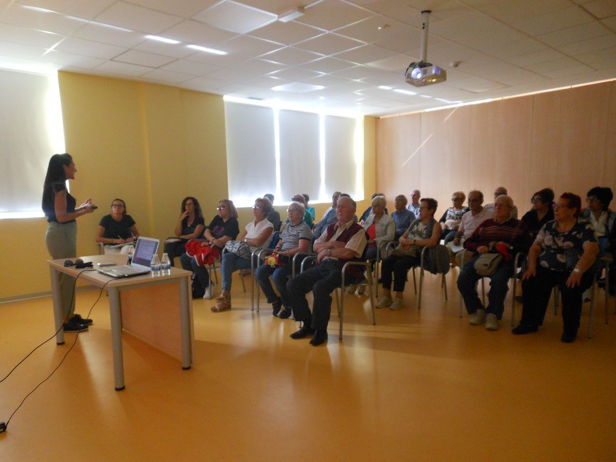 Grupo mostrando los diplomas del curso de autorrepresentación