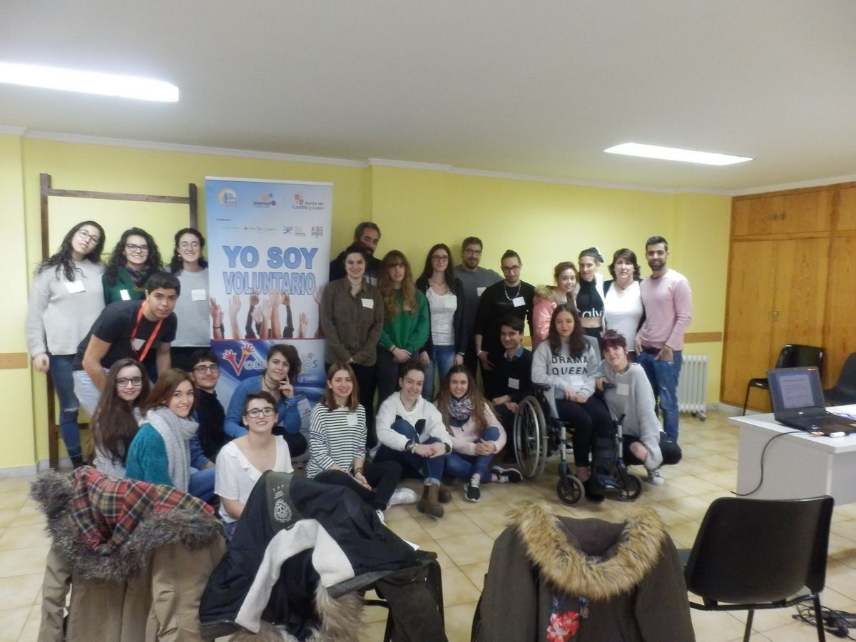 Grupo de personas voluntarias de ASPANIS con camisetas azules