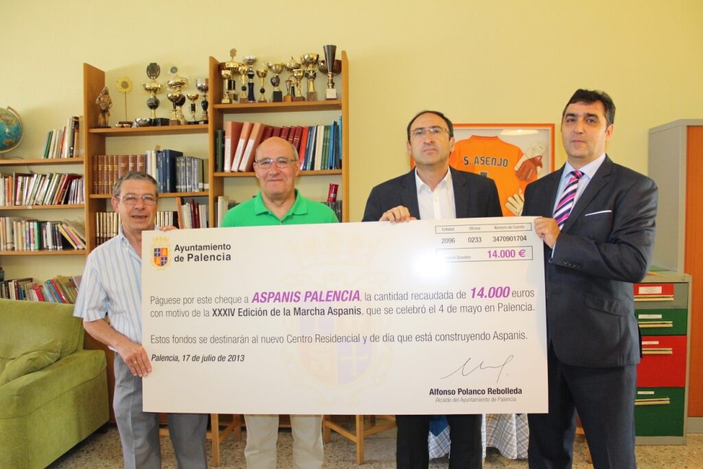 El Alcalde de Palencia entrega en Aspanis la recaudación de la Marcha