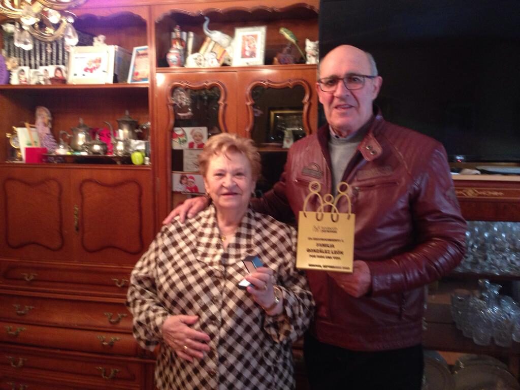 Entrega de placa y pin a la Sra Anselma que no pudo asistir al Encuentro de Familias de Segovia