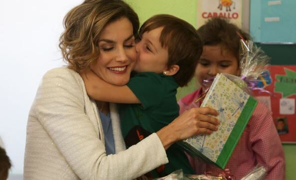 La Reina Leticia recibe un regalo realizado en los talleres de FP Palencia
