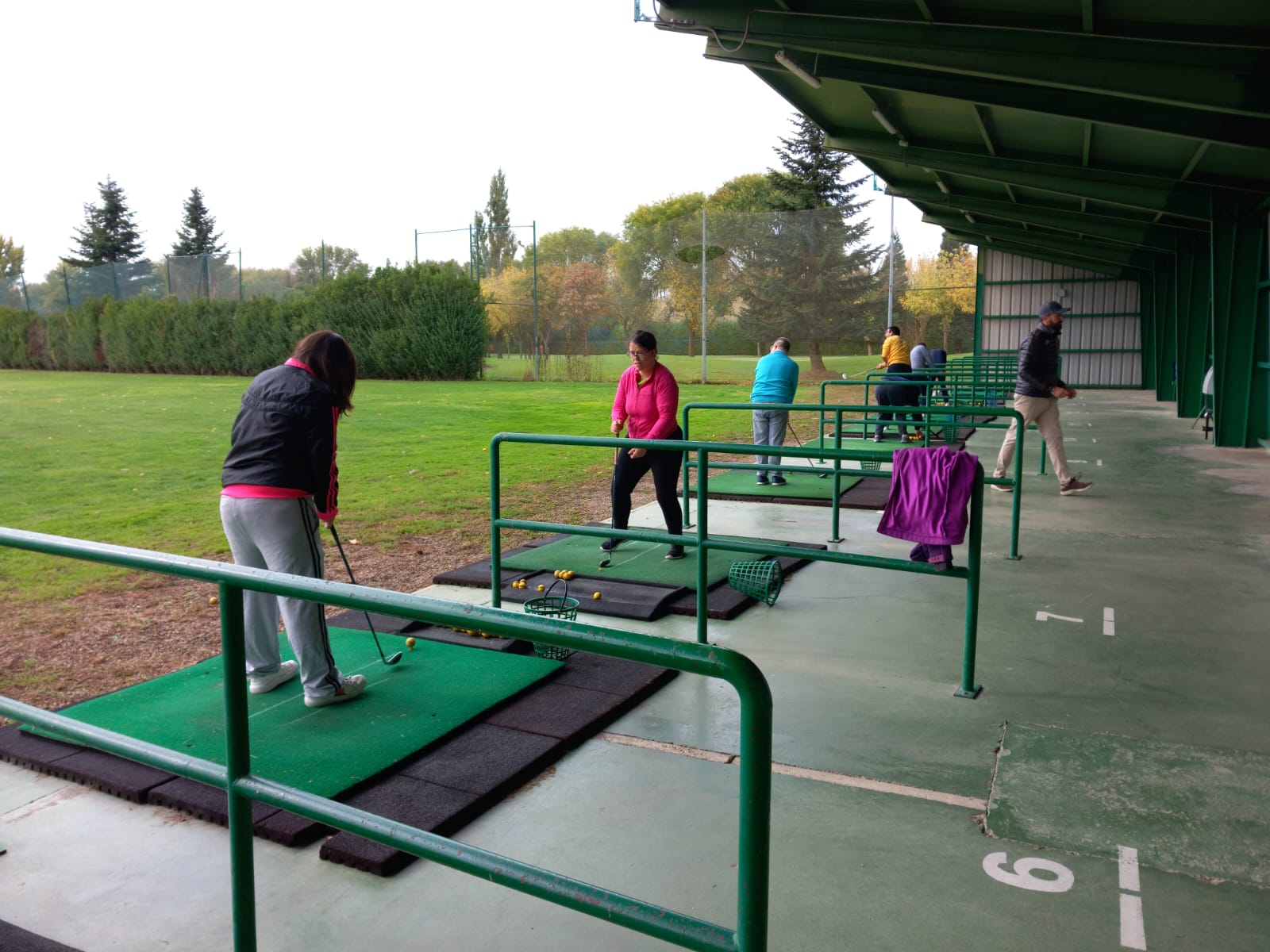 Practicando golf